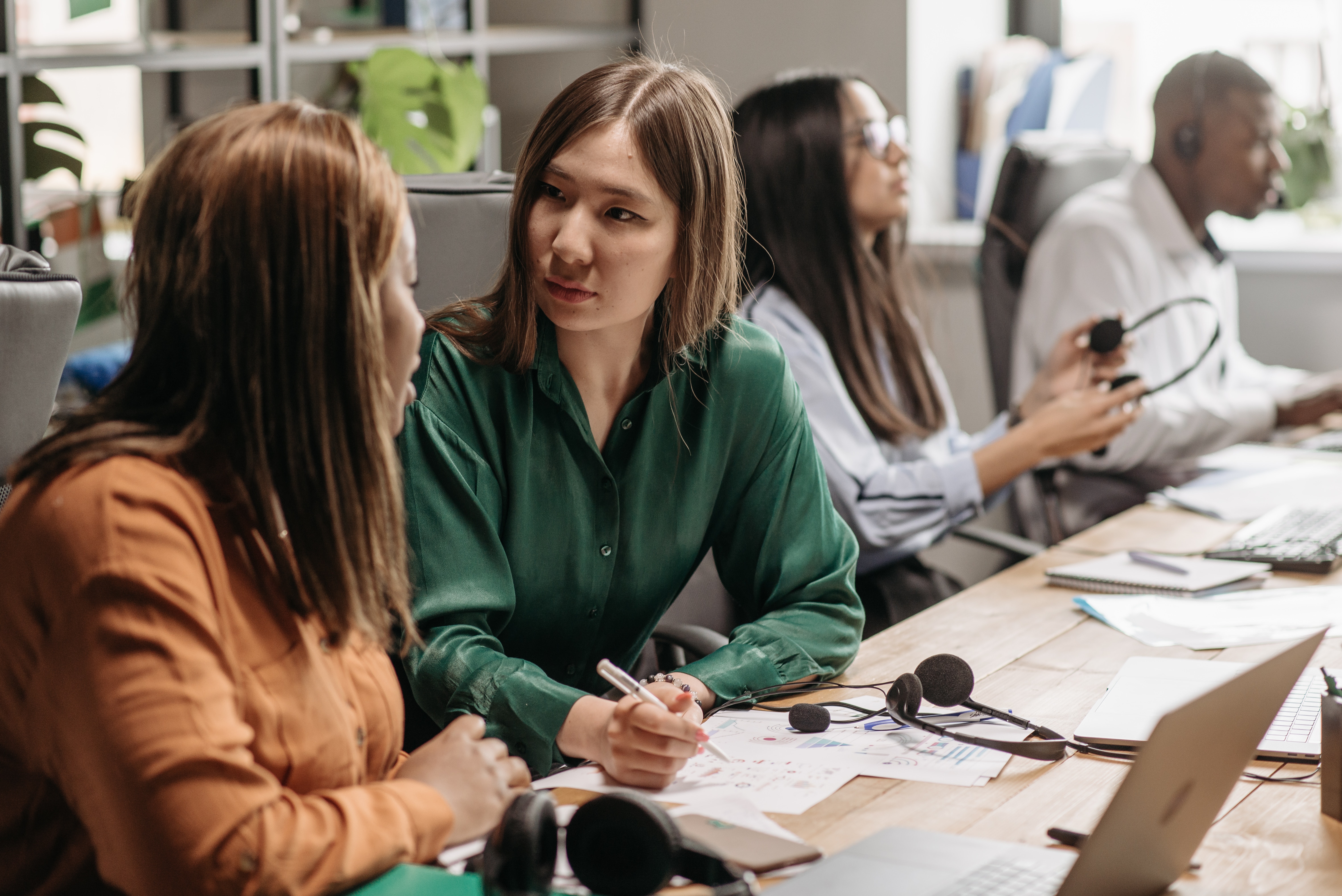 2 vrouwen in werk overleg